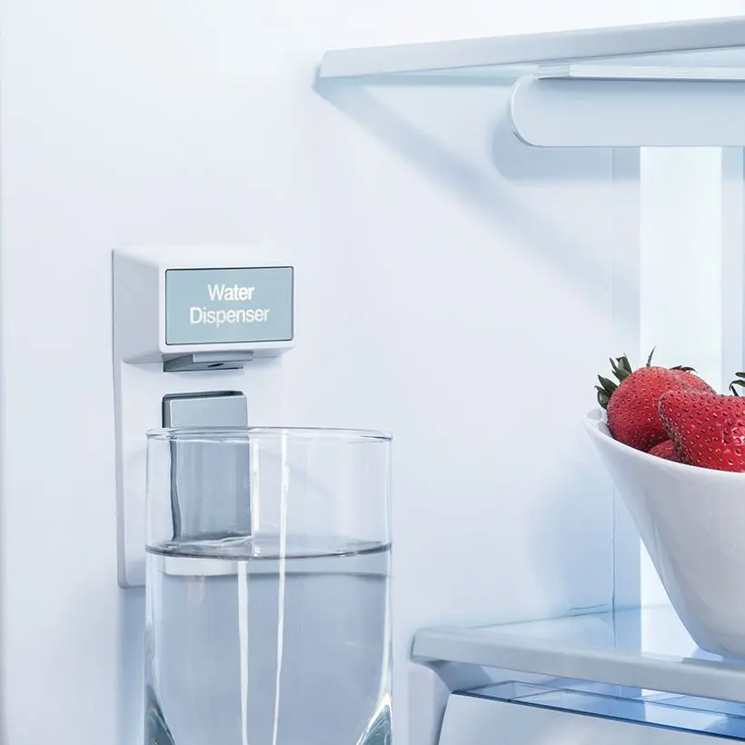Холодильник с диспенсером для воды и ледогенератором